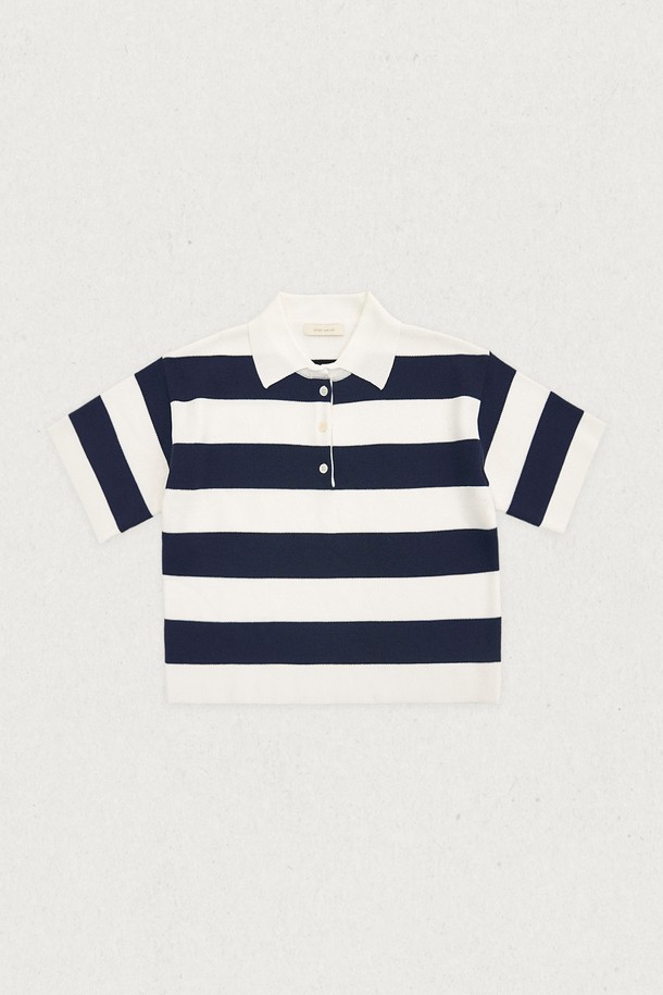 "크랍 스트라이프 카라니트"는 페미닌과 캐주얼 무드를 넘나드는 여성용 상의입니다. 네이비와 블랙 두 가지 색상으로 출시되었으며, 봄 시즌 일상룩에 적합합니다. 14게이지 더블쇼바리 조직감과 고밀도 니트, 신축성 있는 원단으로 제작되어 부드러운 촉감과 편안한 착용감을 선사합니다. 크롭 기장, 반소매, 카라 디자인에 와이드 핏으로 트렌디함을 더했으며, 데이트룩, 카페룩, 쇼핑룩 등 다양한 TPO에 맞춰 캐주얼, 미니멀, 클래식 스타일을 연출할 수 있습니다.
