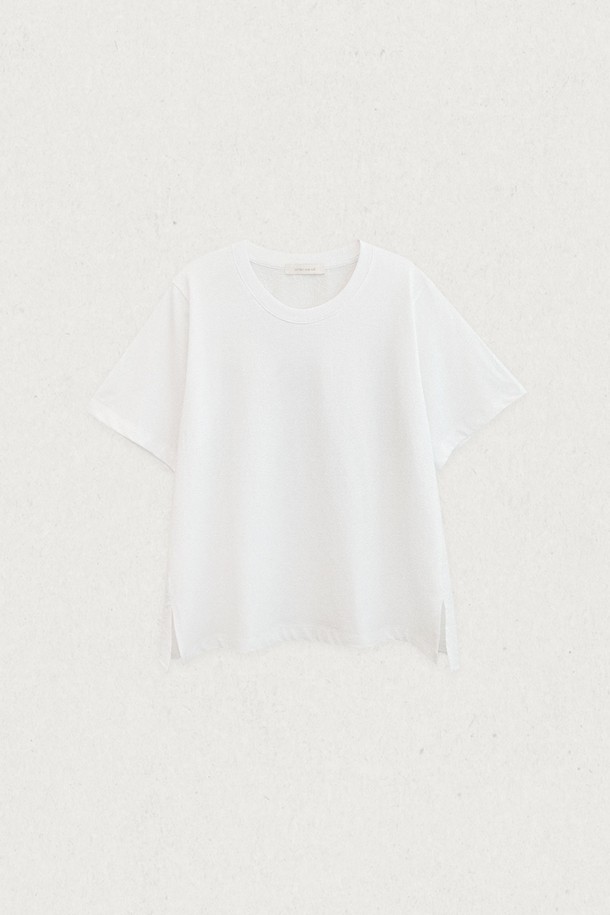 콤비 라운드 반팔 (3컬러)는 베이직하고 미니멀한 스타일의 공용 티셔츠입니다. 화이트, 블루, 블랙 3가지 색상으로 출시되었으며, 봄과 여름에 시원하게 착용하기 좋습니다. 부드러운 촉감의 면, 모달, 레이온, 나일론 등 프리미엄 소재를 조합하여 제작되었으며, 앞면은 실크 같은 광택, 뒷면은 크리스피한 텍스처를 느낄 수 있습니다. 얇은 두께감에 라운드넥, 루즈핏 디자인으로 편안한 착용감을 선사하며, 블라우스 스타일로 디자인되어 더욱 세련된 느낌을 줍니다.
