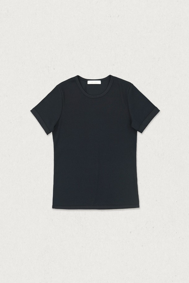 골지 라운드 반팔 (3컬러)는 부드러운 촉감의 면, 폴리에스테르 혼방 소재로 제작된 여성 티셔츠입니다. 베이직하고 미니멀한 스타일로, 봄과 여름에 편안하게 착용할 수 있습니다. 레귤러핏에 라운드넥 디자인이며, 두꺼운 두께감과 반소매 기장으로 안정감을 더했습니다. 옆트임과 바인딩, 넓은 소매단 디테일이 특징이며, 화이트, 블랙, 크림 세 가지 컬러로 출시되었습니다. 동네 마실룩, 캐주얼, 클래식 스타일을 연출하기에 좋습니다.
