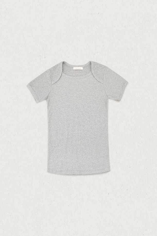 바인딩 반팔 (4컬러)은 베이직한 스타일의 여성 티셔츠입니다. 얇은 두께감의 폴리에스테르 소재로 제작되었으며, 봄, 여름 시즌에 착용하기 좋습니다. 라운드넥에 레귤러핏으로, 넥라인과 소매단에 바인딩 디테일이 적용되어 있습니다. 화이트, 크림, 멜란지그레이, 블랙 4가지 컬러로 출시되었으며, 신축성이 있어 편안하게 착용 가능합니다. 데이트룩이나 카페룩에 미니멀하고 캐주얼하게 연출해보세요. 화이트 컬러는 약간의 비침이 있을 수 있습니다.
