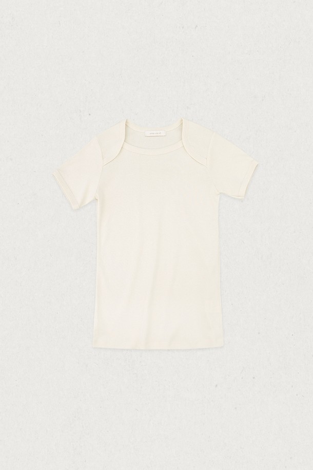 베이직한 디자인의 바인딩 반팔 티셔츠입니다. 부드러운 촉감의 면과 폴리에스터 혼방 소재로 제작되어 데일리 및 이너웨어로 활용하기 좋습니다. 4가지 컬러(화이트, 크림, 블랙, 멜란지그레이)로 출시되었으며, 넓은 원단 테이프로 네크라인을 처리하여 깔끔함을 더했습니다. 소매 끝 바인딩 처리, 신축성 있는 소재로 편안한 착용감을 선사하며, 봄, 여름 시즌 집콕룩이나 미니멀, 캐주얼 스타일링에 적합합니다. 화이트 색상은 비침이 있을 수 있습니다.
