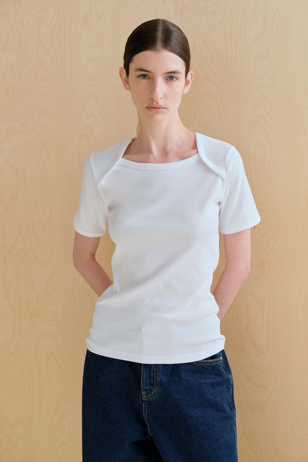 바인딩 반팔 (4컬러)는 데일리룩으로 활용하기 좋은 공용 티셔츠입니다. 화이트, 크림, 블랙, 밀란지그레이 4가지의 베이직한 컬러로 출시되어 다양한 스타일에 매치하기 용이합니다. 레귤러 핏의 라운드넥 디자인이며, 골지 패턴의 폴리에스테르 소재로 제작되어 단정하면서도 캐주얼한 느낌을 줍니다. 넓은 바인딩 테잎으로 마감된 넥 라인과 소매 끝이 특징이며, 단품 또는 이너웨어로 활용하기 좋습니다. 집콕룩, 산책룩 등 편안한 스타일을 즐길 때 추천합니다.
