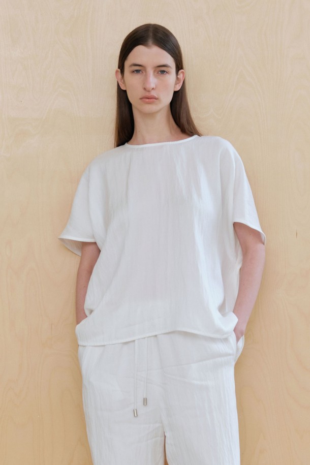 **링클 탑 (2컬러)**

부드러운 촉감의 링클 탑입니다. 라운드넥 디자인에 얇은 두께감으로 봄 시즌에 적합하며, 데일리 및 캐주얼 스타일로 활용하기 좋습니다. 루즈핏으로 편안함을 더하고, 반소매 기장과 드롭숄더 디테일이 특징입니다. 페미닌 무드를 연출하며, 블랙, 화이트 두 가지 컬러로 만나볼 수 있습니다. 뒷지퍼 여밈과 바인딩 마감으로 깔끔함을 더했으며, 매칭 팬츠 세트 연출도 가능합니다. 데이트룩, 카페룩, 모임룩 등 다양한 TPO에 미니멀, 클래식 스타일로 연출해보세요.
