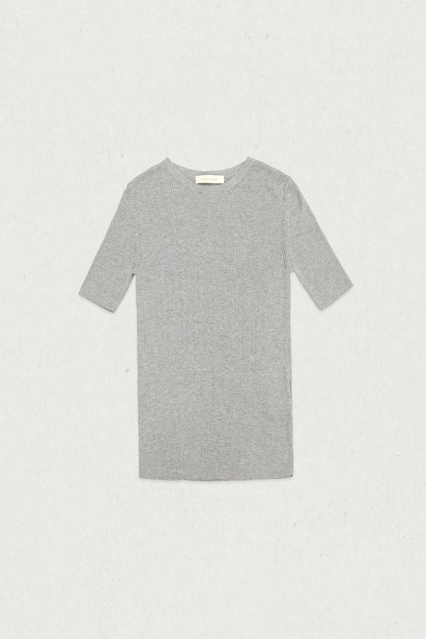 **골지 니트 반팔 (3컬러)**

부드러운 촉감의 골지 니트 반팔입니다. 비스코스, 나일론 혼방 소재로 제작되어 자연스러운 광택감을 선사합니다. 슬림핏 디자인으로 여성스러운 실루엣을 강조하며, 라운드 넥과 반소매 기장으로 깔끔하게 연출할 수 있습니다. 베이직하고 미니멀한 스타일로 일상에서 활용하기 좋으며, 레드, 그레이, 블랙 3가지 컬러로 만나보세요. 14게이지 싱글 니트 소재로 얇고 시원하게 착용 가능합니다.
