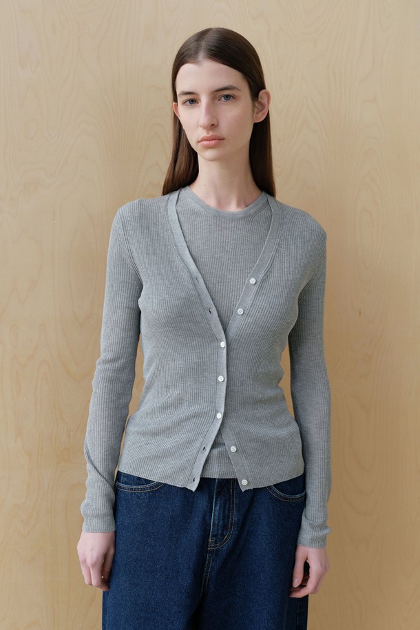 **골지 브이 가디건 (3컬러)**

부드러운 촉감의 비스코스, 나일론 혼방 소재로 제작된 여성용 골지 브이 가디건입니다. 얇은 두께감으로 봄 시즌에 가볍게 착용하기 좋으며, 슬림핏 디자인으로 여성스러운 실루엣을 연출합니다. 블랙, 레드, 그레이 3가지 컬러로 출시되어 데이트룩, 카페룩 등 다양한 TPO에 활용 가능합니다. 14게이지 싱글사 편직으로 제작되어 은은한 광택감을 자랑하며, 가볍고 휴대성이 좋아 실용적입니다. 미니멀, 클래식, 캐주얼 스타일을 모두 소화할 수 있는 베이직 아이템입니다.
