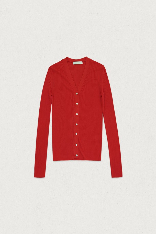 "골지 브이 가디건"은 부드러운 촉감과 은은한 광택이 돋보이는 비스코스, 나일론 혼방 소재의 여성용 가디건입니다. 여름 시즌에 적합하며, 얇은 두께감으로 시원하게 착용할 수 있습니다. 슬림핏과 브이넥 디자인으로 여성스러운 실루엣을 연출하며, 베이직, 미니멀 스타일을 선호하는 분들께 추천합니다. 블랙, 그레이, 레드 3가지 색상으로 선보이며, 데이트룩, 카페룩 등 다양한 TPO에 활용하기 좋습니다. 긴 소매 기장과 골지 패턴이 특징이며, 단독 착용도 가능하여 활용도가 높고 휴대성이 좋습니다.
