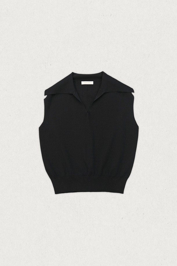 **윙카라 베스트 (2컬러)**

미니멀하고 엘레강스한 무드의 윙카라 베스트입니다. 아이보리, 블랙 두 가지 색상으로 출시되었으며, 부드러운 촉감의 하이게이지 레이온, 나일론 혼방 니트 소재로 제작되었습니다. 얇은 두께감과 민소매 디자인으로 봄 시즌에 적합하며, 드롭숄더 디자인이 특징입니다. 단독 착용 또는 레이어드하여 데이트룩, 오피스룩, 모임룩 등 다양한 TPO에 맞춰 스타일링할 수 있습니다. 브이넥과 세일러칼라를 연상시키는 윙카라 디자인으로 여성스러운 분위기를 연출합니다. 아이보리 컬러는 은은한 시스루 효과를 줍니다.
