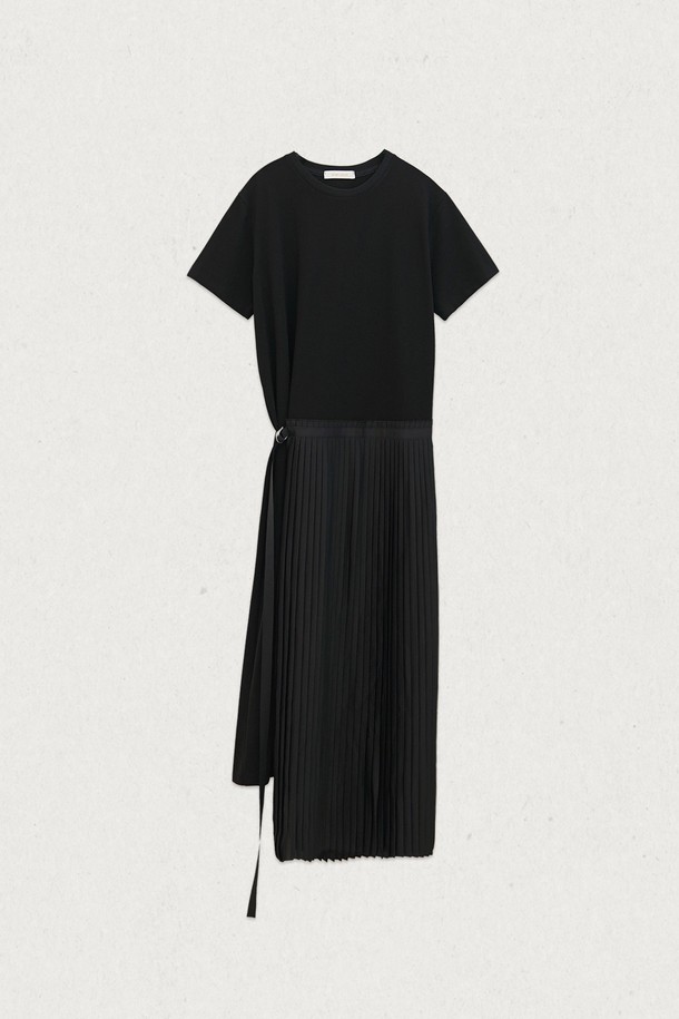 **플리츠 원피스 (2컬러)**

여성용 플리츠 원피스로, 아이보리, 블랙 두 가지 색상으로 만나보세요. 봄 시즌에 어울리는 얇은 두께감과 부드러운 촉감의 면, 폴리에스테르 혼방 소재로 제작되었습니다. 라운드넥에 반소매 디자인이며, 허리 사이즈 조절이 가능하고 허리 플리츠 디테일과 드레이핑 디자인이 돋보여 엘레강스하고 페미닌한 무드를 연출합니다. 데이트룩, 모임룩, 소개팅룩 등 포멀한 자리에 클래식, 미니멀, 로맨틱 스타일로 연출하기 좋습니다. 아이보리 색상은 비침이 있을 수 있으며 신축성이 좋습니다.
