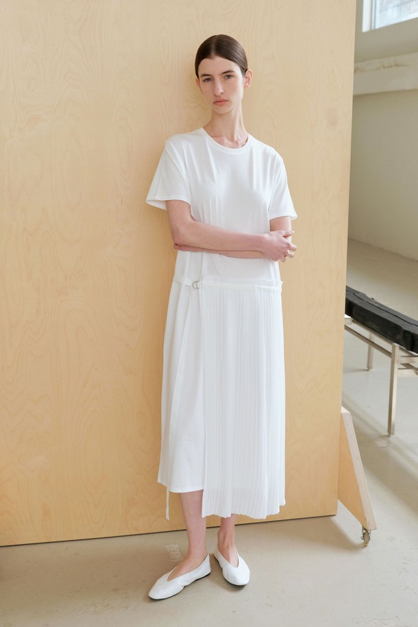 **플리츠 원피스 (2컬러)**

우아하고 미니멀한 스타일의 플리츠 원피스입니다. 여성 의류로, 아이보리, 블랙 두 가지 색상으로 만나볼 수 있습니다. 봄 시즌에 어울리는 얇은 두께감과 부드러운 촉감이 특징이며, 루즈핏으로 편안하게 착용 가능합니다. 라운드넥 디자인에 허리 한쪽에 플리츠 디테일이 더해져 포인트를 더했습니다. 데이트룩, 카페룩 등 다양한 TPO에 활용 가능하며, 신축성이 있어 활동성이 좋습니다. 아이보리 색상은 비침이 있을 수 있으며, 동일 컬러 테이프로 사이즈 조절이 가능합니다.
