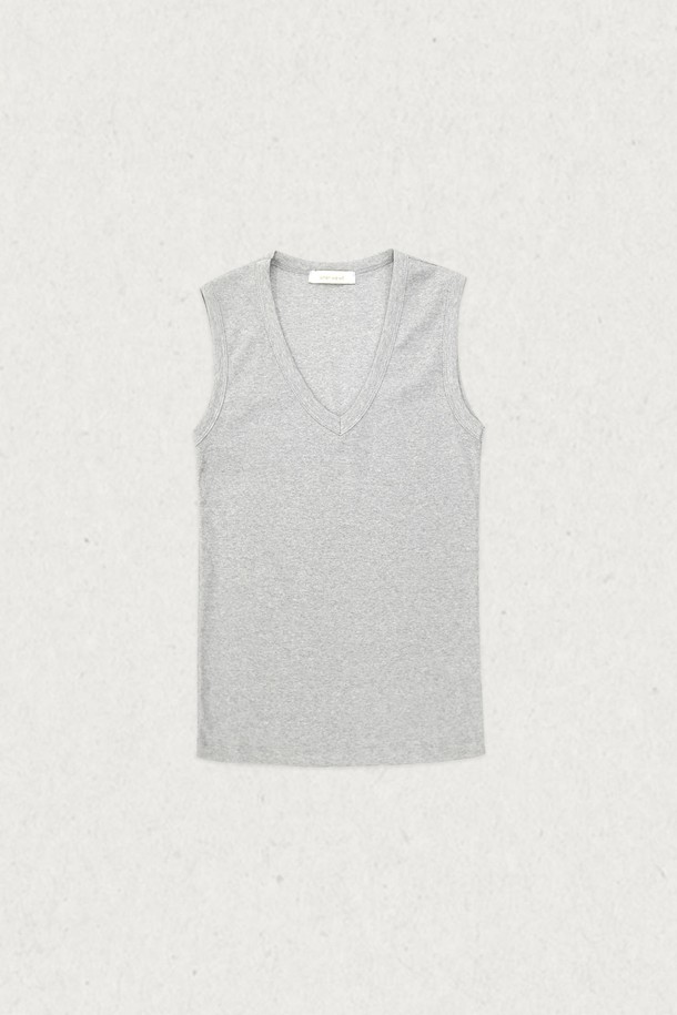 **베이직 V 슬리브리스 (3컬러)**

심플한 디자인의 베이직 V넥 슬리브리스입니다. 면과 폴리에스테르 혼방 소재로 제작되어 부드러운 촉감과 신축성을 제공하며, 중간 두께감으로 간절기에도 활용하기 좋습니다. 크롭 기장과 슬림핏으로 시크하고 세련된 스타일을 연출하며, 데이트룩, 카페룩 등 다양한 TPO에 잘 어울립니다. 넥라인과 암홀은 테이프 마감 처리되어 깔끔하며, 화이트 컬러는 약간의 비침이 있을 수 있습니다. 미니멀, 캐주얼, 시크 스타일을 즐겨 입는 여성분들께 추천합니다.
