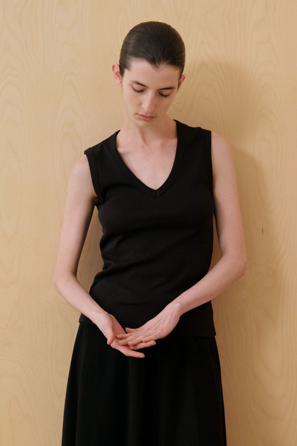 **베이직 V 슬리브리스 (3컬러)**는 부드러운 촉감의 면과 폴리에스테르 혼방 소재로 제작된 여성용 민소매 상의입니다. 얇은 두께감에 레귤러핏으로 편안하게 착용 가능하며, V넥 라인과 암홀 테이프 마감으로 깔끔한 마무리를 더했습니다. 데일리룩 또는 이너웨어로 활용하기 좋으며, 봄, 여름 시즌에 적합합니다. 미니멀, 캐주얼, 클래식 스타일을 연출할 수 있으며, 집콕룩이나 카페룩에도 잘 어울립니다. 화이트, 멜란지 그레이, 블랙 세 가지 컬러로 출시되었으며, 화이트 컬러는 비침이 있을 수 있습니다.
