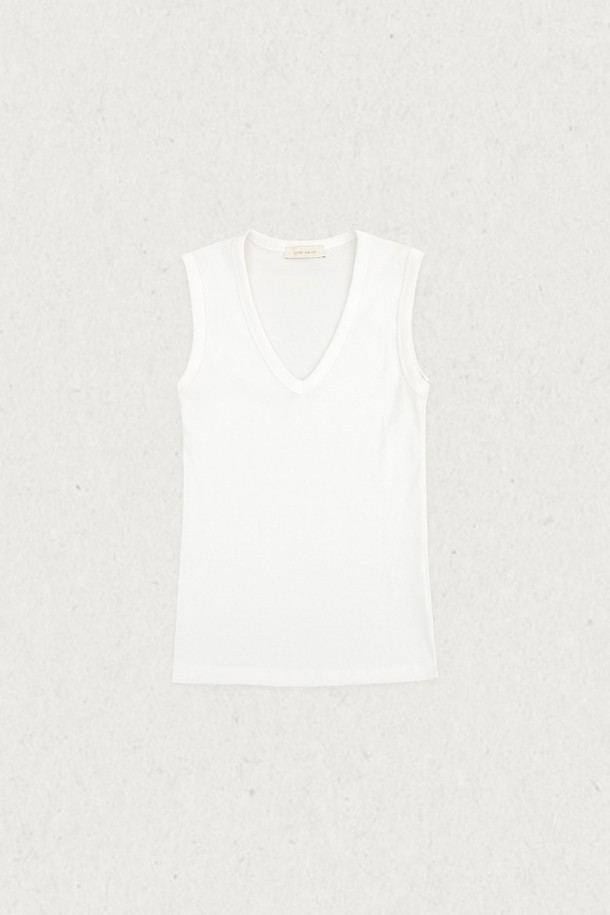 베이직 V 슬리브리스는 부드러운 촉감의 면, 폴리에스테르 혼방 소재로 제작되어 봄, 여름에 시원하게 착용하기 좋습니다. 얇은 두께감의 레귤러핏 민소매 상의로, 베이직하고 미니멀한 스타일을 연출합니다. V넥 라인으로 넥 라인과 암홀 바인딩 테이프 디테일을 더했으며, 화이트 컬러는 약간의 비침이 있을 수 있습니다. 골지 패턴으로 포인트를 주었으며, 신축성이 있어 편안하게 활동할 수 있습니다. 데이트룩, 카페룩 등 다양한 TPO에 맞춰 단독 또는 이너웨어로 활용하기 좋은 아이템입니다.
