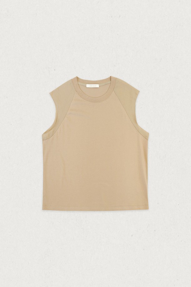 **레글런 배색 반팔 (4컬러)**

부드러운 촉감의 면, 모달, 나일론 혼방 소재로 제작되어 편안한 착용감을 선사하는 레글런 배색 반팔입니다. 여성스러운 분위기를 더하는 레글런 소매 디자인과 세미 박시 핏으로, 데이트룩이나 카페룩 등 다양한 TPO에 활용하기 좋습니다. 블랙, 베이지, 민트, 아이보리 4가지 컬러로 출시되어 취향에 맞는 스타일을 연출할 수 있습니다. 낮은 수축률을 자랑하며, 베이직, 미니멀, 캐주얼, 클래식 스타일을 즐겨 입는 분들께 추천합니다.
