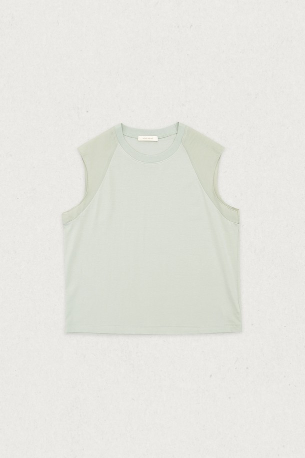 레글런 배색 반팔 (4컬러)는 부드러운 촉감과 은은한 광택감을 자랑하는 여성 티셔츠입니다. 봄, 여름 시즌에 어울리는 베이직 스타일로, 면, 모달, 나일론 혼방의 프리미엄 모달 원사를 사용하여 편안한 착용감을 제공합니다. 세미 박시 핏과 라운드넥 디자인으로, 동네 마실룩이나 카페룩 등 다양한 TPO에 활용하기 좋습니다. 레글런 소매와 배색 디자인이 특징이며, 수축률이 낮아 변형 걱정 없이 오랫동안 즐겨 입을 수 있습니다. 미니멀, 캐주얼, 클래식 스타일을 선호하는 분들께 추천합니다.
