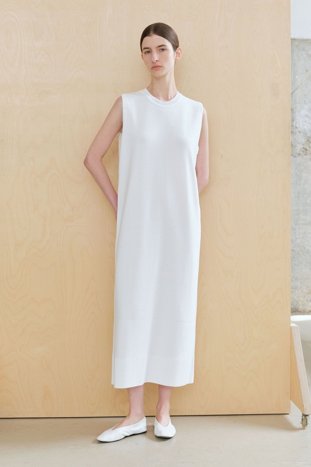 RN 베스트 원피스 (2컬러)는 미니멀하고 베이직한 스타일의 여성용 원피스입니다. 아이보리, 블랙 두 가지 색상으로 출시되었으며, 봄과 여름에 적합한 얇은 두께감의 레이온, 폴리에스테르 혼방 소재입니다. 라운드넥에 민소매 디자인으로, 부드러운 촉감과 스트레이트 핏이 특징입니다. 백 센터 턱과 슬릿 디테일이 있으며, 깔끔한 드레이핑으로 단독 또는 레이어드 스타일링이 가능합니다. 데이트룩, 카페룩에 잘 어울리며, 14게이지 하프 카디건 조직으로 제작되었습니다.
