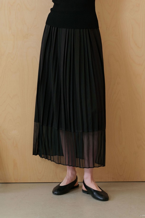 세련된 블랙 컬러의 플리츠 스커트입니다. 레이온, 나일론, 폴리에스테르 혼방 소재로 제작되어 부드러운 촉감을 선사합니다. 얇은 두께감과 언밸런스 플리츠 디자인, 밑단 시스루 디테일이 우아하면서도 시크한 무드를 연출합니다. 레귤러 핏의 맥시스커트로, 데이트룩, 모임룩, 카페룩 등 다양한 TPO에 활용하기 좋습니다. 안감은 없으며, 신축성은 없습니다.
