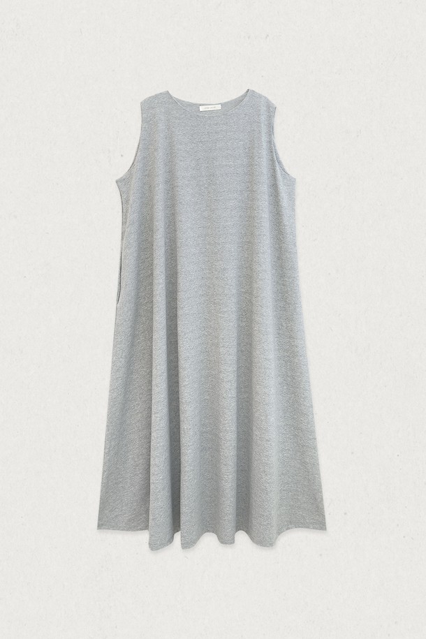 세련된 보트넥 플레어 롱원피스입니다. 블랙과 멜란지 그레이 두 가지 색상으로 출시되었으며, 봄, 여름, 가을 시즌에 착용하기 좋습니다. 가슴 아래부터 자연스럽게 퍼지는 플레어 디자인이 여성스러운 실루엣을 연출합니다. 신축성 있는 니트 소재로 제작되어 편안한 착용감을 선사하며, 데이트룩, 카페룩, 모임룩 등 다양한 TPO에 활용할 수 있습니다. 미니멀, 클래식, 시크한 스타일을 즐기는 여성분들께 추천합니다.
