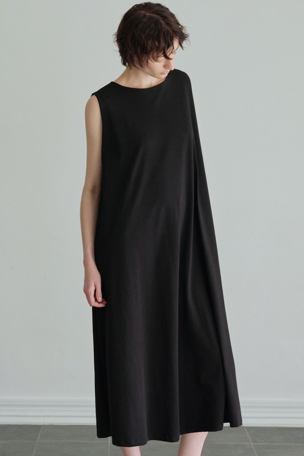 세련된 보트넥 디자인과 플레어 실루엣이 돋보이는 롱 원피스입니다. 멜란지 그레이와 블랙 두 가지 색상으로 출시되어, 취향에 따라 선택 가능합니다. 부드러운 면과 폴리에스테르 혼방 소재로 제작되어 편안한 착용감을 선사합니다. 가슴 아래로 자연스럽게 퍼지는 플레어 라인이 여성스러운 분위기를 연출하며, 롱 기장으로 우아함을 더합니다. 데이트룩, 카페룩, 모임룩 등 다양한 TPO에 미니멀하고 클래식한 스타일로 활용하기 좋습니다.
