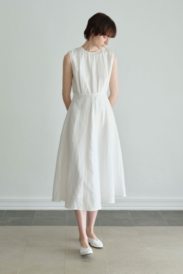 화사한 화이트 컬러의 레이어 원피스입니다. 부드러운 린넨, 레이온, 폴리에스테르 혼방 소재로 제작되어 봄, 여름 시즌에 시원하게 착용할 수 있습니다. 슬림핏 플레어 디자인에 민소매, 라운드넥으로 우아하고 페미닌한 분위기를 연출합니다. 이너 라이닝과 백 지퍼, 바인딩 마감, 스티치 디테일이 더해져 높은 완성도를 자랑하며, 맥시 기장으로 다양한 스타일을 소화할 수 있습니다. 데이트룩, 카페룩, 여행룩, 또는 클래식, 미니멀, 로맨틱 스타일을 즐기는 여성분들께 추천합니다.
