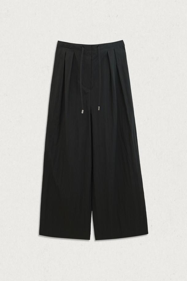 크리스피 밴딩 팬츠는 여성 의류로, 화이트와 블랙 두 가지 색상으로 출시되었습니다. 일상에서 편안하게 착용 가능한 와이드핏 긴 바지로, 가볍고 매트한 촉감이 특징입니다. 면과 나일론 혼방 소재로 제작되어 사계절 내내 활용 가능하며, 허리 스트링으로 사이즈 조절이 용이합니다. 허리밴드 안쪽 테이프 보강으로 내구성을 높였으며, 동네 마실룩, 여행룩 등 다양한 TPO에 미니멀, 캐주얼, 클래식 스타일로 연출하기 좋습니다. 화이트 컬러는 안감이 있으며, 바인딩 심 슬리브리스 탑과 세트 연출도 가능합니다.
