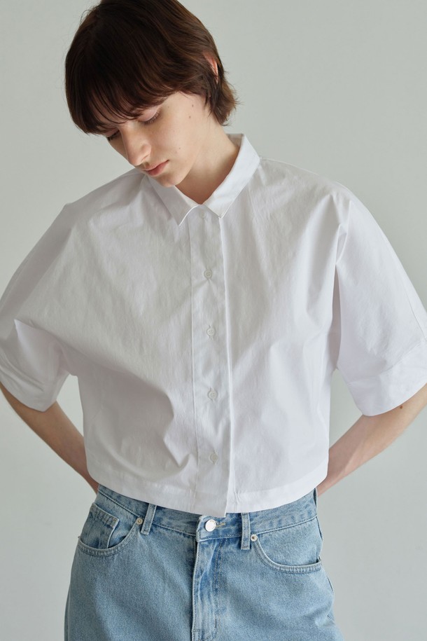 세련된 무드의 여성 메이드 셔츠입니다. 화이트 컬러의 레귤러 핏으로, 봄, 여름 시즌에 시원하게 착용할 수 있습니다. 면과 스판덱스 혼방 소재로 제작되어 편안한 착용감을 선사하며, 얇은 두께감으로 가볍게 즐기기 좋습니다. 미니멀한 스타일의 무지 디자인에 스몰 칼라가 더해져 깔끔한 인상을 줍니다. 백 플리츠, 백 다트, 입체 패턴과 와이드 밑단 디테일이 돋보이며, 재킷이나 슈트와 함께 매치하여 출근룩, 오피스룩, 비즈니스 캐주얼 스타일을 연출할 수 있습니다.
