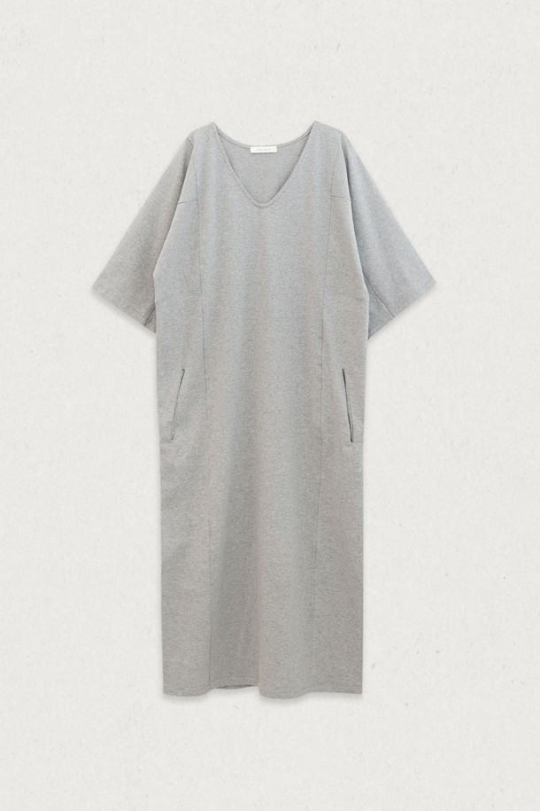 **딥브이 원피스 (3컬러)**

부드러운 면과 스판덱스 혼방 소재로 제작된 딥브이넥 긴소매 원피스입니다. 캐주얼하면서도 베이직한 디자인으로, 사계절 내내 데일리룩으로 활용하기 좋습니다. 래글런 소매와 박스핏으로 편안한 착용감을 선사하며, 트리플 스티치 디테일로 포인트를 더했습니다. 라이트소라, 멜란지그레이, 블랙 세 가지 컬러로 출시되었으며, 비침 걱정 없이 입을 수 있습니다. 동네 마실룩부터 카페룩까지, 폭넓게 소화 가능한 미니멀하고 클래식한 스타일의 원피스입니다.
