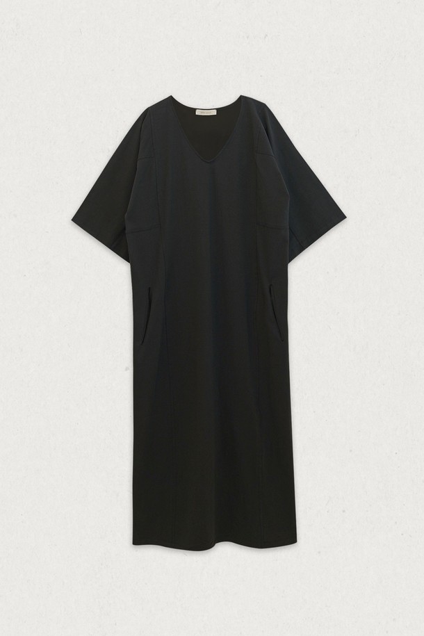 세련된 무드의 딥브이 원피스입니다. 부드러운 면과 스판덱스 혼방 소재로 제작되어 편안한 착용감을 선사하며, 봄, 여름, 가을 시즌에 적합합니다. 라글란 슬리브와 어깨부터 일자로 떨어지는 핏, 암홀 절개 없이 여유 있는 소매 디자인으로 활동성을 높였습니다. 블랙, 멜란지 그레이, 라이트 소라 3가지 컬러로 출시되어 데일리, 일상, 카페, 출근 룩 등 다양한 TPO에 활용하기 좋습니다. 클래식, 베이직, 캐주얼, 미니멀 스타일을 즐기는 여성분들께 추천합니다.
