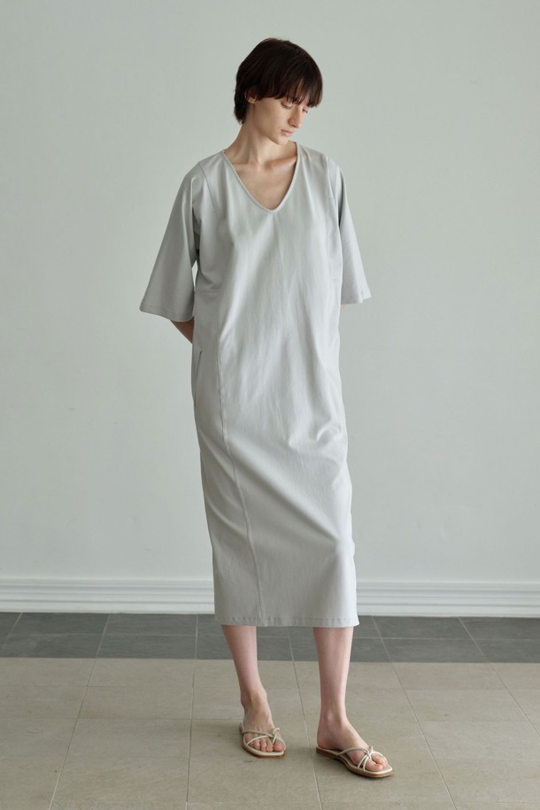 "딥브이" 원피스는 여성 의류로, 부드러운 면과 스판덱스 혼방 소재로 제작되어 편안한 착용감을 선사합니다. 깊은 브이넥 디자인에 라글란 소매와 트리플 스티치 디테일이 더해져 미니멀하면서도 세련된 느낌을 줍니다. 박스핏과 루즈핏 실루엣으로 편안하게 연출 가능하며, 데일리 및 일상, 집콕룩과 산책룩에 적합합니다. 라이트 소라, 멜란지 그레이, 블랙의 3가지 컬러로 출시되었으며, 봄, 여름, 가을 시즌에 활용하기 좋습니다. 베이직, 미니멀, 캐주얼, 클래식 스타일을 즐기는 분들께 추천합니다.
