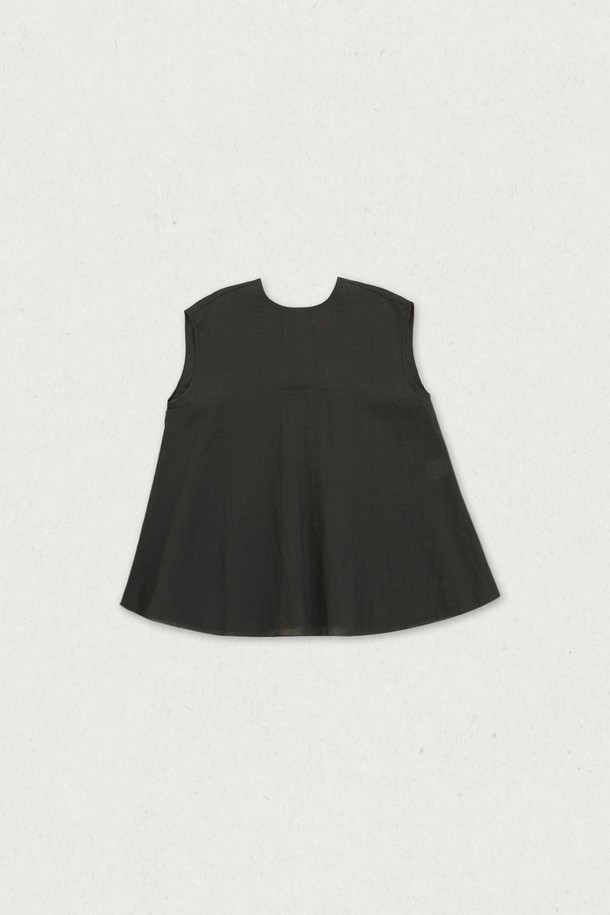 포엘 블라우스는 우아하고 페미닌한 무드를 연출하는 여성 블라우스입니다. 아이보리와 블랙 두 가지 색상으로 출시되었으며, 봄, 여름 시즌에 착용하기 좋습니다. 부드러운 레이온, 나일론, 린넨 혼방 소재로 제작되어 가볍고 시원하며, 얇은 두께감과 반투명 소재가 특징입니다. 가슴 아래 플레어 디자인과 라운드넥, 반소매 기장이 여성스러운 실루엣을 만들어냅니다. 뒷면 중앙 버튼 여밈으로 간편하게 착용 가능하며, 자연스러운 린넨 표면 질감과 은은한 광택감이 고급스러움을 더합니다. 데이트룩, 카페룩, 모임룩 등 다양한 TPO에 클래식, 미니멀, 로맨틱 스타일로 연출해보세요.
