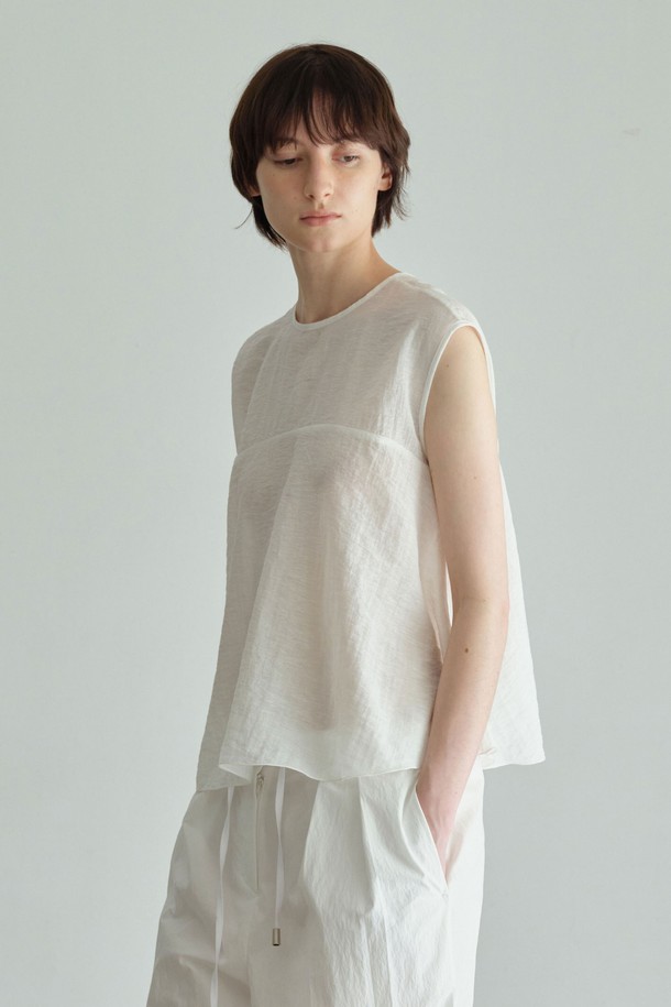 포엘 블라우스는 아이보리, 블랙 두 가지 색상으로 만나볼 수 있는 여성 블라우스입니다. 봄, 여름 시즌에 어울리는 얇은 두께감의 레이온, 나일론, 린넨 혼방 소재로 제작되어 부드러운 촉감을 선사합니다. 라운드넥에 반소매 기장, 플레어 핏으로 페미닌한 무드를 연출하며, 시스루 실루엣과 가슴 아래 플레어 디자인, 뒷면 중앙 커버드 버튼, 밑단 자수 디테일로 포인트를 더했습니다. 데이트룩, 카페룩, 모임룩 등 다양한 TPO에 클래식, 미니멀, 로맨틱 스타일로 활용하기 좋습니다.
