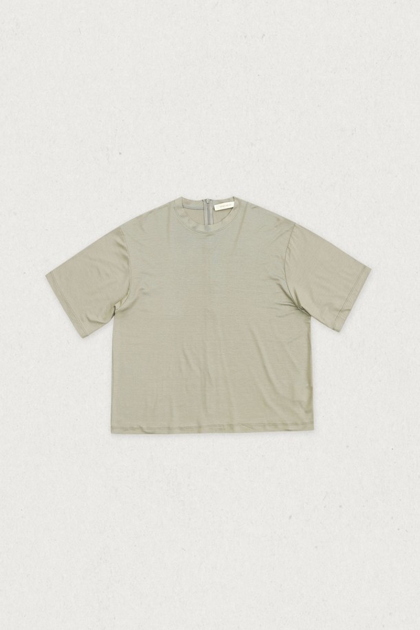 **텐셀 크롭 티셔츠 (3컬러)**는 부드러운 텐셀과 스판덱스 혼방 소재로 제작되어 은은한 광택감과 뛰어난 신축성을 자랑합니다. 세미 박시핏과 라운드넥 디자인으로 모던하고 베이직한 스타일을 연출하며, 뒷중심 히든지퍼 디테일로 깔끔함을 더했습니다. 봄, 여름 시즌에 어울리는 얇은 두께감과 반소매 기장으로 시원하게 착용할 수 있습니다. 아이보리, 애쉬베이지, 블랙 3가지 컬러로 출시되어 데이트룩, 쇼핑룩 등 다양한 상황에 맞춰 미니멀, 클래식, 캐주얼 스타일을 완성해보세요.
