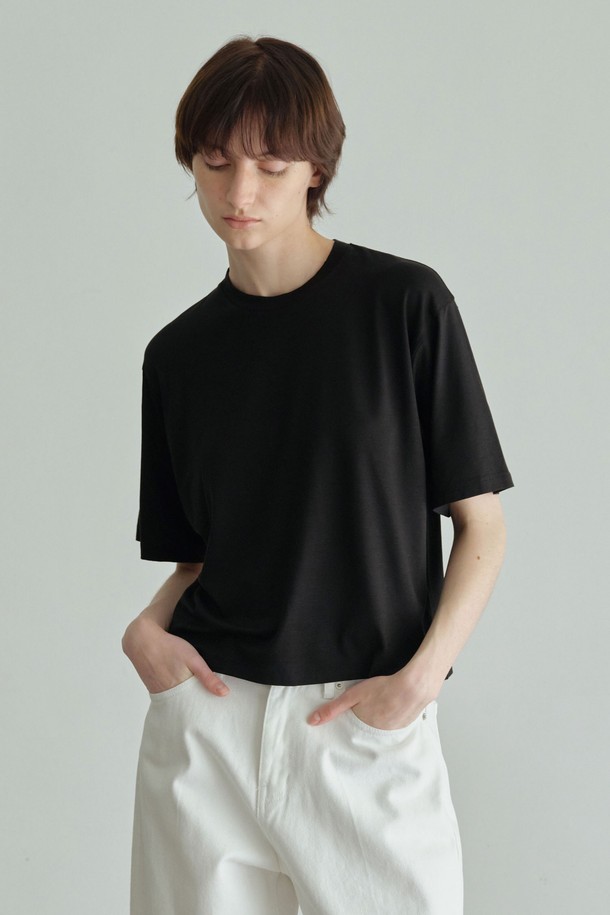 **텐셀 크롭티 (3컬러)**

부드러운 텐셀 소재와 스판덱스의 조화로 편안한 착용감을 선사하는 여성용 크롭 티셔츠입니다. 아이보리, 애쉬베이지, 블랙 3가지 컬러로 출시되어, 다양한 스타일 연출이 가능합니다. 세미 박시 핏과 라운드넥 디자인으로 모던하고 베이직한 무드를 더하며, 자연스러운 드레이프성이 특징입니다. 반소매 기장으로 봄, 여름 시즌에 활용하기 좋으며, 백센터 히든지퍼 디테일로 포인트를 주었습니다. 데이트룩, 카페룩 등 다양한 TPO에 미니멀, 클래식, 캐주얼 스타일로 연출해보세요.
