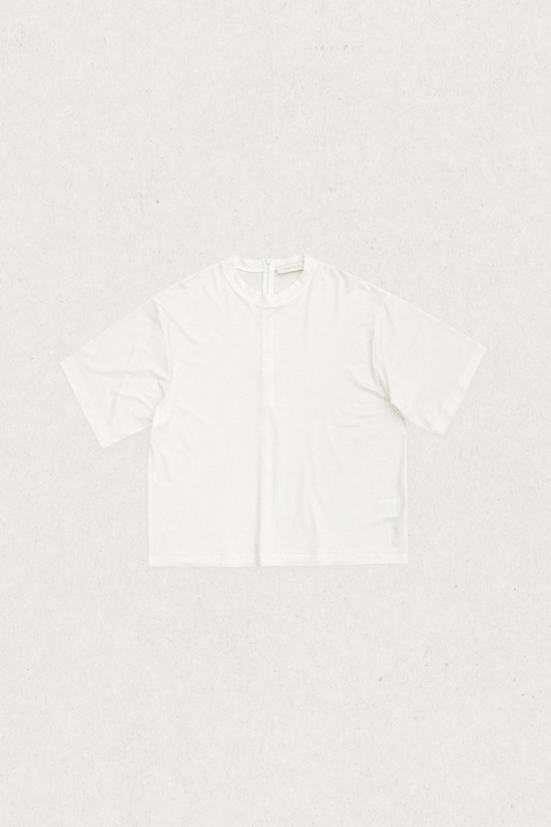 텐셀 크롭티 (3컬러)는 부드러운 텐셀과 스판덱스 혼방 소재로 제작되어, 은은한 광택감과 자연스러운 드레이프성을 자랑합니다. 아이보리, 애쉬베이지, 블랙 3가지 색상으로 출시되었으며, 라운드넥에 반소매 기장으로 디자인되었습니다. 세미 박시핏으로 편안하게 착용 가능하며, 백센터 히든지퍼 디테일로 깔끔함을 더했습니다. 일상, 데이트룩, 카페룩, 미니멀, 클래식, 캐주얼 등 다양한 스타일 연출에 활용하기 좋습니다. 뛰어난 신축성으로 활동성을 높였습니다.
