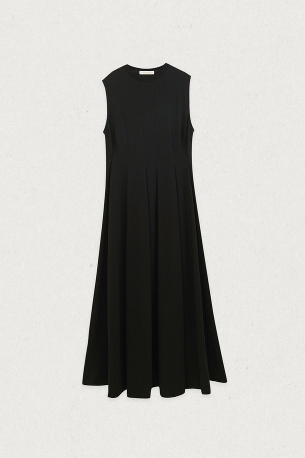 **다트 플레어 원피스 (2컬러)**

산뜻한 라이트 옐로우와 시크한 블랙, 두 가지 컬러로 만나보는 다트 플레어 원피스입니다. 부드러운 면과 폴리에스테르 혼방 소재로 제작되어 봄, 여름 시즌에 시원하고 편안하게 착용할 수 있습니다. 라운드넥 민소매 디자인에 다트, 플리츠 디테일이 더해져 엘레강스하고 우아한 분위기를 연출합니다. 플레어 A라인 치마핏은 여성스러운 실루엣을 강조하며, 신축성이 있어 활동성을 높였습니다. 데이트룩, 카페룩, 모임룩 등 다양한 TPO에 활용할 수 있는 미니멀, 클래식, 로맨틱 스타일의 원피스입니다.
