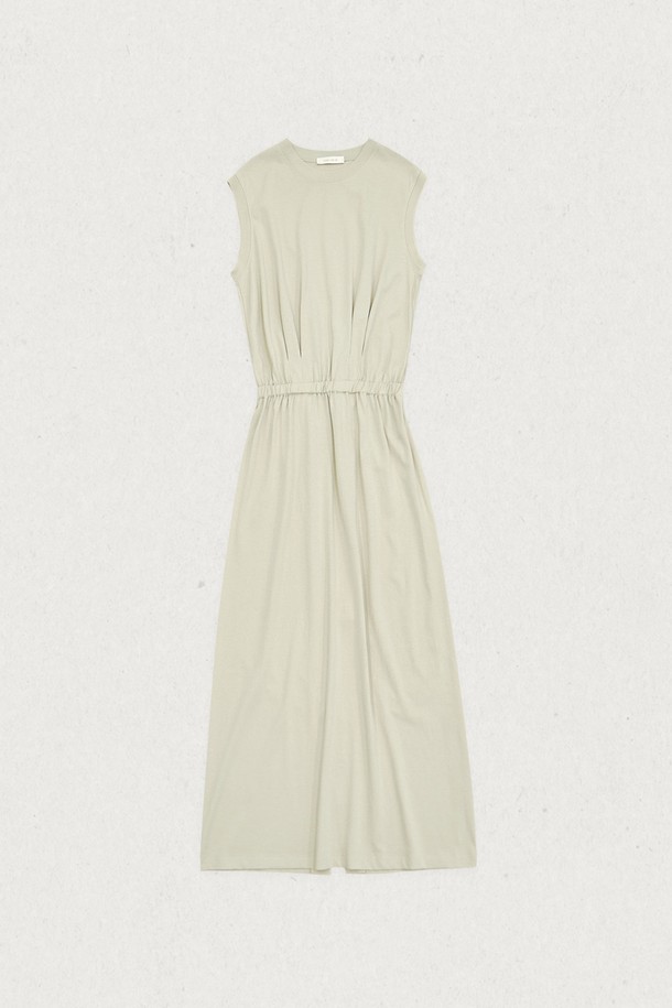 **데일리 원피스 (2컬러)**

여성스러운 무드를 연출하는 데일리 원피스입니다. 부드러운 모달 소재로 제작되어 실크처럼 은은하게 빛나는 광택과 드레이프성이 특징입니다. 라운드넥과 민소매 디자인으로 시원하게 착용 가능하며, 허리 밴딩으로 편안함과 우아한 A라인 핏을 동시에 선사합니다. 블랙과 베이지, 두 가지 컬러로 출시되어 데이트룩, 카페룩 등 다양한 TPO에 맞춰 클래식, 미니멀, 로맨틱 스타일을 연출할 수 있습니다. 롱 기장과 플레어 치마 타입으로 여성스러운 실루엣을 완성해 보세요.
