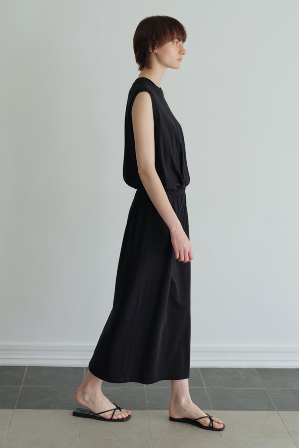 **데일리 원피스 (2컬러)**

부드러운 모달 소재로 제작되어 실크 같은 광택감이 돋보이는 데일리 원피스입니다. 차분하고 미니멀한 무드의 베이직 스타일로, 라운드넥과 민소매 디자인이 시원함을 더합니다. 허리 밴딩 디테일이 허리 라인을 잡아주어 A라인으로 자연스럽게 퍼지는 치마핏을 연출합니다. 비침 걱정 없이 편안하게 착용 가능하며, 블랙과 베이지 두 가지 컬러로 만나보세요. 동네 마실룩, 카페룩, 여름 바캉스룩 등 다양한 TPO에 활용할 수 있습니다.
