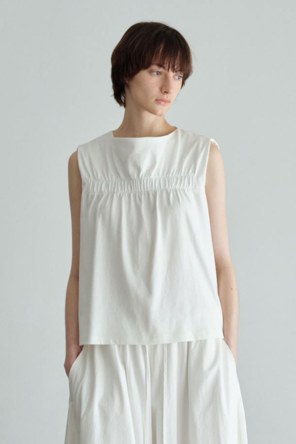 요크 밴딩 슬리브리스 (2컬러)는 우아하고 페미닌한 스타일을 연출하는 여성용 슬리브리스입니다. 아이보리와 딥블루 두 가지 색상으로 제공되며, 일상에서 데이트룩, 카페룩, 휴가룩 등 다양한 TPO에 맞춰 활용할 수 있습니다. 보트넥 디자인에 레귤러 핏으로, 클래식, 미니멀, 로맨틱 스타일을 즐기는 분들께 추천합니다. 면과 폴리에스테르 혼방의 두꺼운 다이마루 원단을 사용하여 시원한 촉감을 선사하며, 이중 레이어드 넥라인과 암홀 바인딩 마감, 넥라인 패딩 처리로 고급스러움을 더했습니다. 무지 디자인으로 어떤 하의와도 쉽게 매치하여 세련된 룩을 완성할 수 있습니다.
