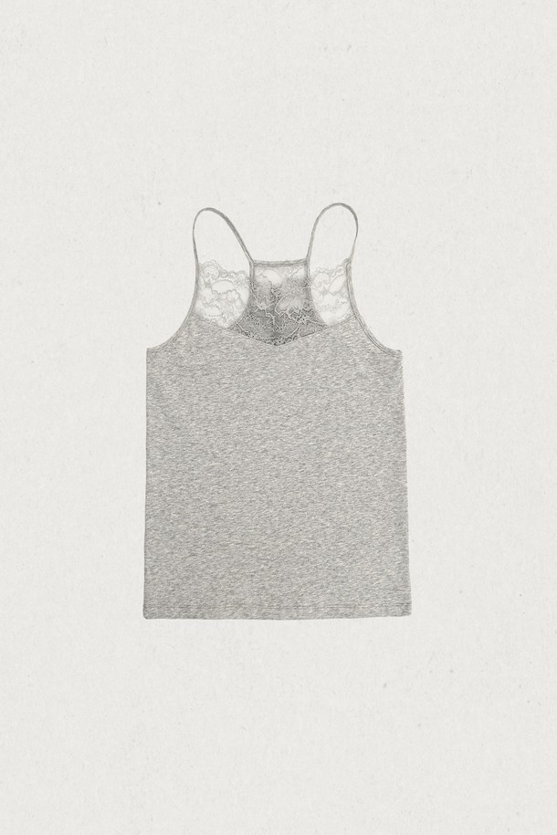 레이스 슬리브리스는 여성 의류로, 시원한 여름철 데일리룩과 레이어드 연출에 활용하기 좋습니다. 부드러운 면, 스판덱스, 나일론 혼방 소재로 제작되어 편안한 착용감을 선사하며, 슬림핏 디자인으로 여성스러운 실루엣을 강조합니다. 블랙, 멜란지 그레이, 화이트 3가지 색상으로 출시되어 다양한 스타일을 연출할 수 있으며, 라운드넥에 레이스 디테일이 더해져 로맨틱한 무드를 더합니다. 특히 화이트 컬러는 은은한 시스루 디자인으로 시원함을 더하며, 스트랩 디자인과 신축성 있는 소재로 활동성을 높였습니다. 데이트룩, 카페룩, 휴가룩 등 미니멀, 로맨틱, 캐주얼 스타일을 모두 소화 가능한 매력적인 아이템입니다.
