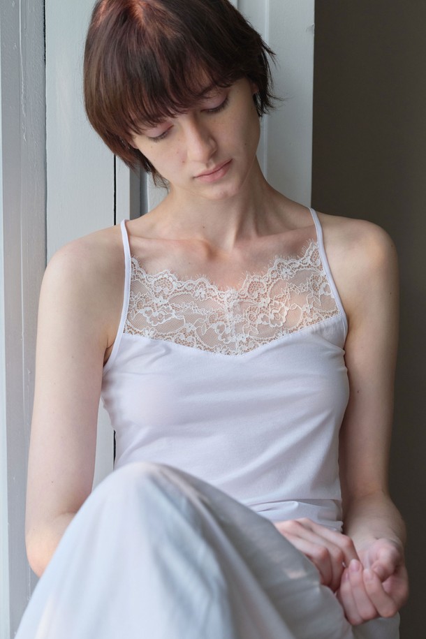 레이스 슬리브리스 (3컬러)는 여성용 슬리브리스로, 여름에 시원하게 착용하기 좋은 아이템입니다. 화이트, 멜란지그레이, 블랙 세 가지 컬러로 출시되어 다양한 스타일 연출이 가능합니다. 데일리룩 또는 레이어드하여 스타일리시하게 연출할 수 있으며, 캐미솔 스타일의 스퀘어넥 디자인에 레이스 디테일과 스트랩 타입으로 여성스러움을 더했습니다. 얇고 부드러운 면, 스판덱스, 나일론 혼방 소재로 제작되어 편안한 착용감을 선사하며, 데이트룩, 휴가룩, 여름 바캉스룩 등 다양한 TPO에 매치하기 좋습니다. 미니멀, 로맨틱, 클래식 스타일을 즐겨 입는 분들께 추천합니다.
