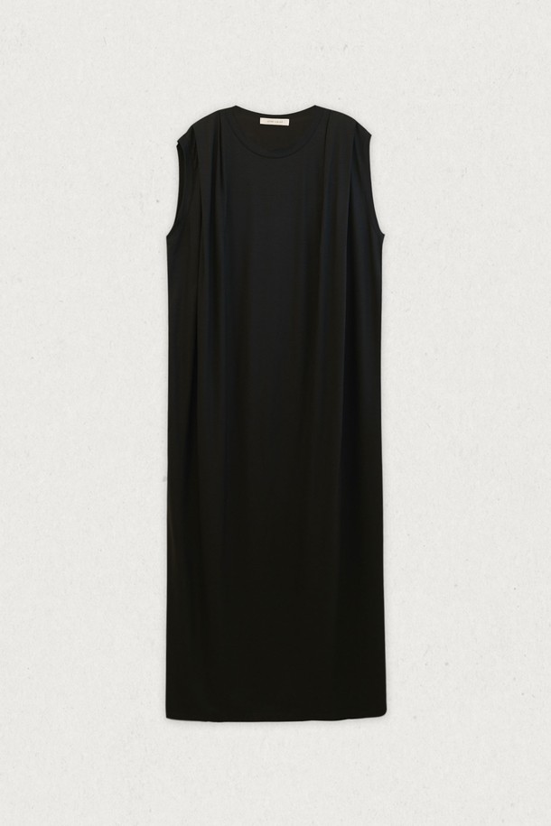 **터크 숄더 원피스 (2컬러)**

여성스러운 실루엣을 연출하는 터크 숄더 원피스입니다. 부드러운 텐셀과 스판덱스 혼방 소재로 제작되어 편안한 착용감을 선사하며, 얇은 두께감으로 봄, 여름 시즌에 시원하게 즐길 수 있습니다. 드롭 숄더 디자인과 양쪽 어깨의 플리츠 디테일이 우아하고 엘레강스한 무드를 더하고, A라인 플리츠 치마 타입으로 여성스러운 라인을 강조합니다. 라운드넥, 반소매 기장으로 데이트룩, 카페룩, 모임룩 등 다양한 TPO에 활용 가능하며, 클래식, 미니멀, 로맨틱 스타일을 연출하기 좋습니다. 화이트, 블랙 두 가지 컬러로 만나보세요.
