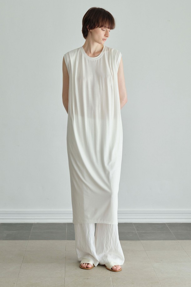 **터크 숄더 원피스 (2컬러)**

부드러운 텍셀과 스판 소재로 제작되어 은은한 광택이 감도는 터크 숄더 원피스입니다. 드롭 숄더 디자인과 양쪽 어깨의 맞주름 디테일이 우아하고 페미닌한 무드를 연출합니다. 얇고 가벼운 두께감으로 봄, 여름 시즌에 시원하게 착용할 수 있으며, 자연스러운 드레이프성과 루즈핏으로 편안함을 더했습니다. 라운드넥 민소매 디자인으로 데이트룩, 카페룩, 모임룩 등 다양한 TPO에 맞춰 클래식, 미니멀, 로맨틱 스타일을 완성해보세요. 블랙, 화이트 2가지 컬러로 출시되었습니다.
