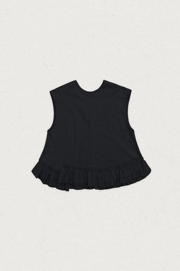 **RV 프릴티 (3컬러)**

페미닌하고 드레시한 무드의 여성 티셔츠입니다. 블랙, 라이트소라, 크림 3가지 컬러로 만나보세요. 부드러운 촉감과 실키함이 특징인 면, 레이온, 나일론 혼방 소재로 제작되었으며, 얇은 두께감으로 여름철 시원하게 착용할 수 있습니다. 라운드넥과 브이넥 디자인으로 다양한 연출이 가능하며, 드롭숄더와 프릴 디테일이 여성스러운 분위기를 더합니다. 세미박시핏에 민소매 기장, 하이덴시티 30수 원단, 다이마루 가공으로 편안하면서도 스타일리시함을 놓치지 않았습니다. 크림 컬러는 비침이 있을 수 있습니다. 데이트룩, 카페룩, 쇼핑룩, 미니멀, 로맨틱, 클래식 스타일을 즐겨 입는 분들께 추천합니다.
