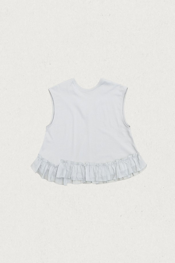 RV 프릴티 (3컬러)는 여름 시즌, 여성 고객을 위해 디자인된 상의입니다. 부드러운 면, 레이온, 나일론 혼방 소재로 제작되어 얇고 시원한 착용감을 선사합니다. 라운드넥 또는 브이넥 디자인과 세미 박시핏으로 편안하면서도 페미닌한 스타일을 연출하며, 드롭숄더와 플리츠 디테일이 특징입니다. 블랙, 라이트소라, 크림 세 가지 색상으로 출시되었으며, 크림 컬러는 비침이 있을 수 있습니다. 데이트룩, 카페룩, 미니멀, 로맨틱 스타일을 즐겨 입는 분들께 추천합니다.
