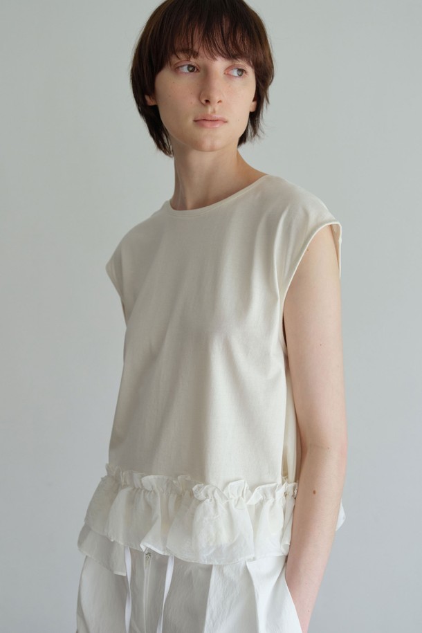 RV 프릴티 (3컬러)는 페미닌한 무드를 연출하는 여성 민소매 티셔츠입니다. 부드러운 면, 레이온, 나일론 혼방 소재로 제작되어 얇고 시원하며, 세미 박시핏으로 편안하게 착용 가능합니다. 라운드넥과 브이넥 디자인으로, 셔링 및 프릴 디테일이 돋보이며 드롭숄더 스타일로 여성스러운 실루엣을 선사합니다. 색상은 블랙, 라이트소라, 크림 3가지로 출시되었으며, 크림 컬러는 비침이 있을 수 있습니다. 데이트룩, 카페룩, 쇼핑룩 등 다양한 TPO에 로맨틱, 미니멀, 클래식 스타일로 연출하기 좋습니다.
