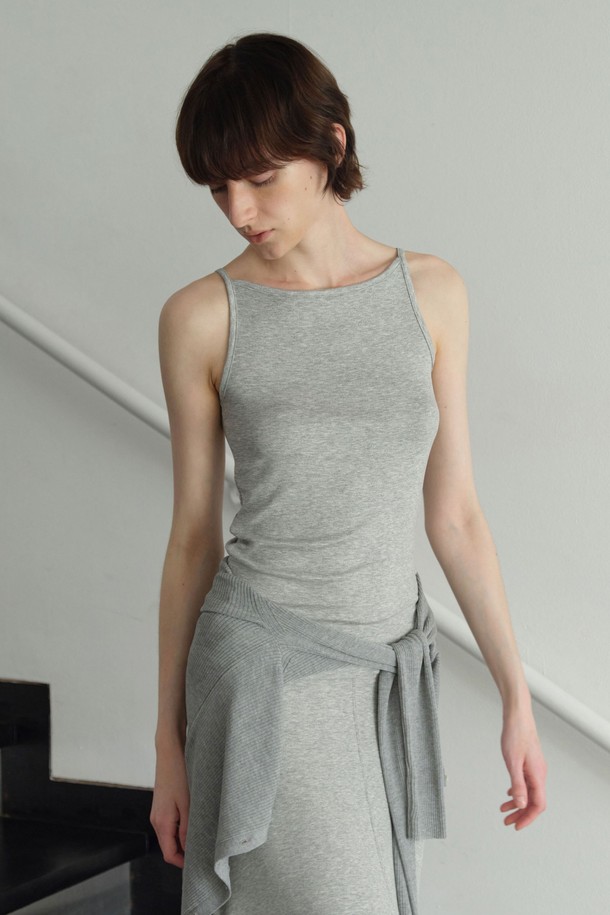 **골지 슬리브리스 (3컬러)**는 부드러운 레이온과 스판덱스 혼방 소재로 제작되어 편안한 착용감을 선사합니다. 베이직하고 미니멀한 디자인으로, 데이트룩이나 카페룩 등 다양한 TPO에 활용하기 좋습니다. 슬림핏 라운드넥 민소매 디자인이며, 얇은 두께감으로 봄, 여름 시즌에 시원하게 즐길 수 있습니다. 바인딩 디테일과 레이어드 착용이 가능하며, 이너웨어로도 활용도가 높아 활용성 또한 뛰어납니다. 화이트, 멜란지그레이, 블랙 3가지 컬러로 구성되어 다양한 스타일 연출이 가능합니다.
