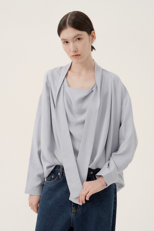 세련된 무드의 카울 타이넥 블라우스입니다. 부드러운 촉감의 폴리에스테르 소재로 제작되어 편안한 착용감을 선사하며, 봄, 가을 시즌에 적합합니다. 루즈핏 디자인과 얇은 두께로 자연스러운 드레이핑을 연출하여 여성스러운 실루엣을 강조합니다. 차분한 그레이 컬러에 미니멀하고 베이직한 디자인으로, 출근룩, 오피스룩, 모임룩 등 다양한 TPO에 활용 가능합니다. 카울넥과 타이넥 디자인으로 시크하고 클래식한 스타일을 완성해보세요.
