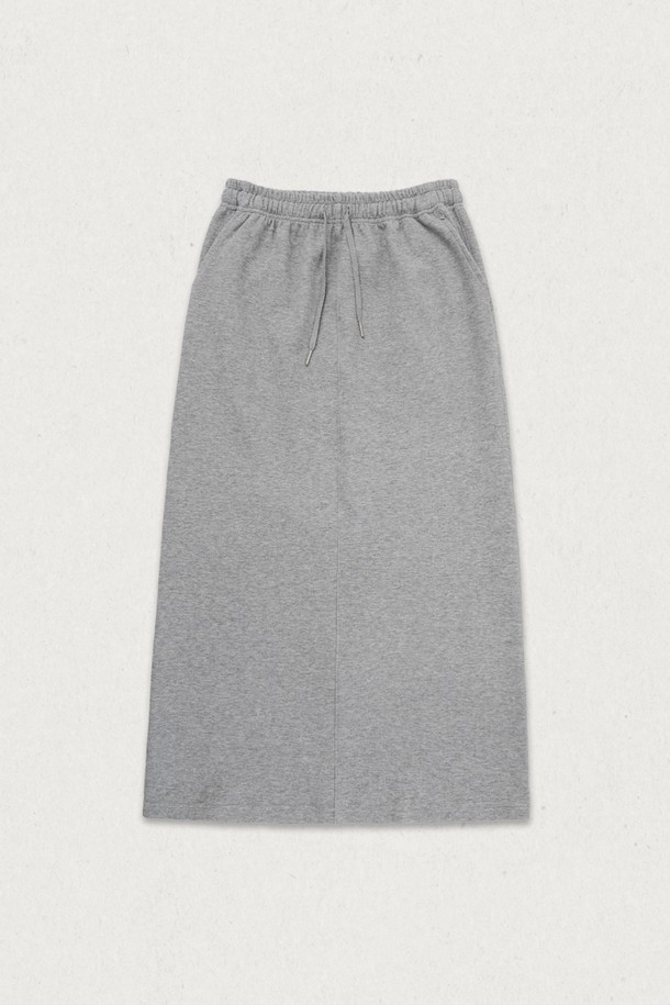 부드러운 면 소재로 제작되어 편안한 착용감을 선사하는 더블 스티치 밴딩 스커트입니다. 캐주얼하고 베이직한 디자인으로, 봄, 여름, 가을 계절에 활용도가 높습니다. 허리 밴딩 디테일과 H라인 핏으로 편안하면서도 여성스러운 실루엣을 연출합니다. 톤 다운된 그레이 컬러와 무지 디자인은 어떤 상의와도 쉽게 매치되어 출근룩, 데이트룩 등 다양한 TPO에 활용 가능합니다. 더블 스티치 마감으로 꼼꼼하게 처리되어, 미니멀, 클래식 스타일을 즐겨 입는 여성분들께 추천합니다.
