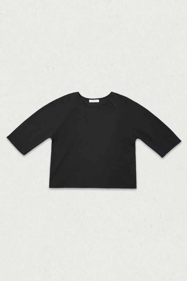 **더블 스티치 스웨트 셔츠**는 부드러운 면 소재로 제작되어 편안한 착용감을 선사합니다. 베이직하고 캐주얼한 스타일로, 일상적인 착장과 출근룩, 모임룩 등 다양한 TPO에 활용하기 좋습니다. 레귤러 핏에 라운드넥 디자인이며, 봄, 가을, 겨울 모두 활용 가능한 긴소매 제품입니다. 두꺼운 두께감으로 보온성을 높였으며, 더블 스티치 디테일이 돋보이는 디자인입니다. 미니멀, 클래식 스타일을 선호하는 분들께 추천합니다.
