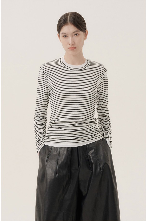 **기린 스트라이프 티셔츠**는 부드러운 면 소재로 제작되어 편안한 착용감을 선사합니다. 베이직하고 캐주얼한 스타일로, 봄, 여름, 가을 계절에 활용하기 좋습니다. 레귤러 핏의 긴소매 라운드넥 디자인으로, 블랙과 화이트 두 가지 컬러로 만나볼 수 있습니다. 얇은 두께의 스트라이프 패턴이 적용되어 미니멀하면서도 클래식한 무드를 연출합니다. 데일리룩에 활용하기 좋은, 활용도 높은 여성 티셔츠입니다.
