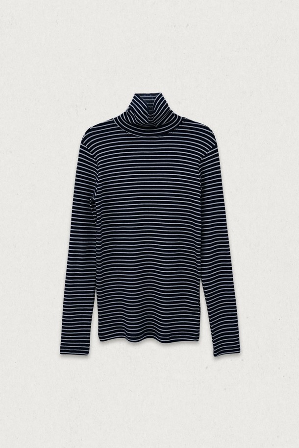 기린 스트라이프 터틀넥 티셔츠는 여성용 티셔츠로, 블랙과 화이트 두 가지 색상으로 제공됩니다. 부드러운 면 소재로 제작되어 편안한 착용감을 선사하며, 봄, 가을에 어울리는 얇은 두께감입니다. 캐주얼하고 베이직한 스타일로, 레귤러핏에 크롭 기장으로 디자인되었습니다. 긴소매와 터틀넥 디자인, 그리고 기린 패턴의 스트라이프 무늬가 특징이며, 출근룩으로도 활용 가능한 미니멀하고 클래식한 매력을 더합니다.
